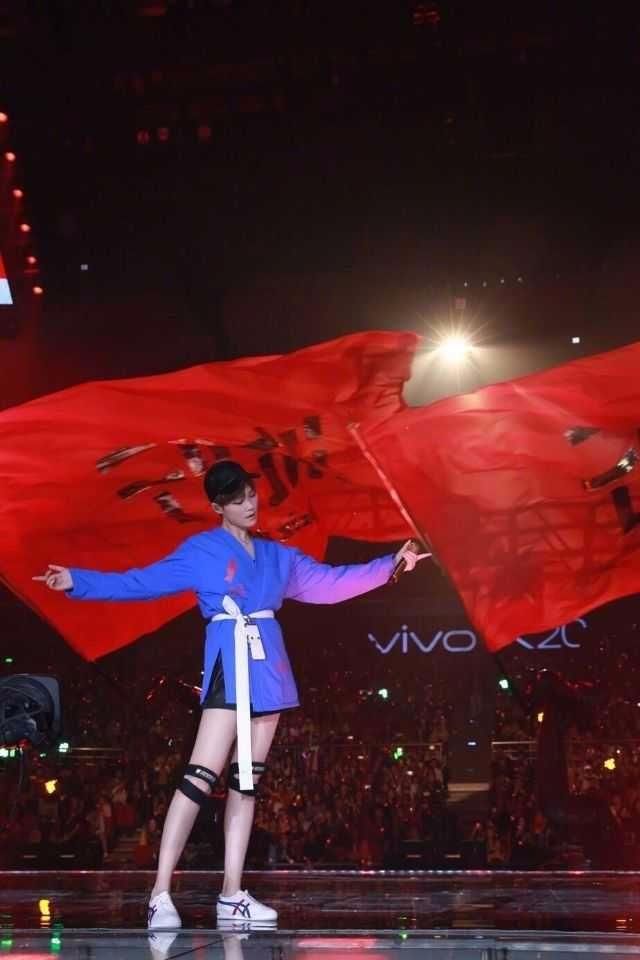 李宇春穿吊带裙秀优雅女人味，网友：再怎么妩媚也只能叫她春哥！