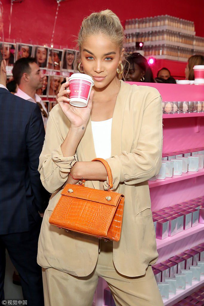 贾思明桑德斯涂橘黄眼影大笑魅惑十足 “环球小姐”库尔普穿闪亮