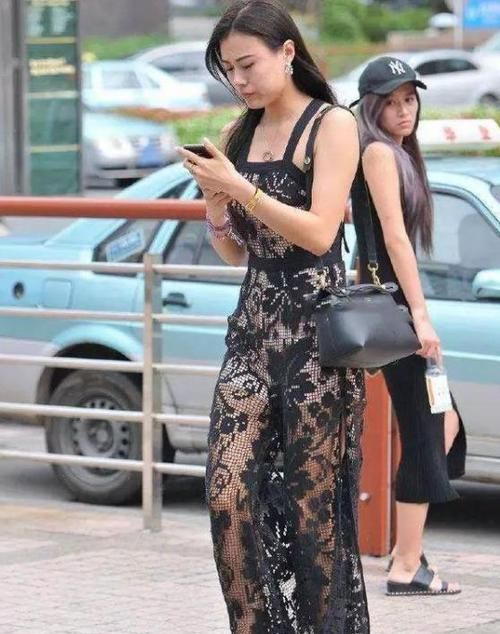  「气质」街拍：身材高挑的美女，一件黑色连衣裙外搭白色外套，唯美气质