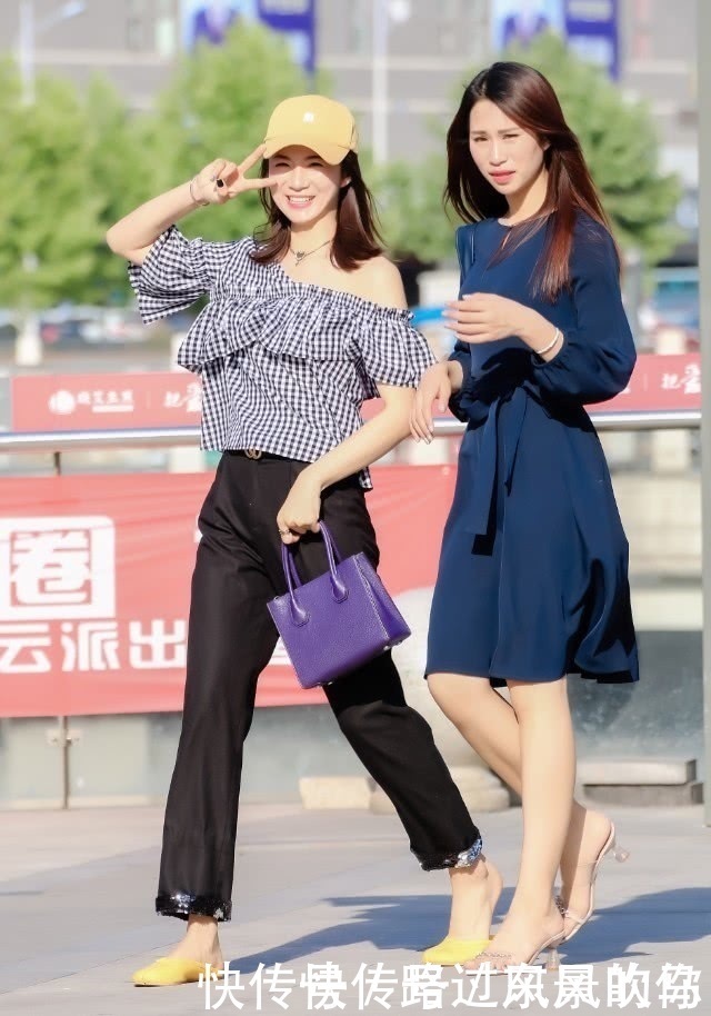 #没想到#长腿闺蜜出门一个穿裙子,一个穿裤子,没想到衣服穿错的最美