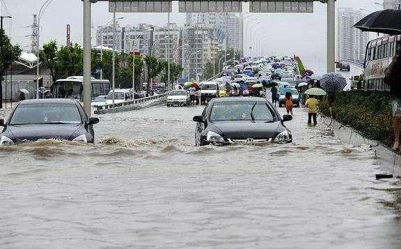跑高速突然下暴雨怎么办？老司机：记住这几点，没什么可怕的！