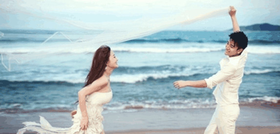 贾乃亮坐实离婚传闻，李小璐深夜独自重返求婚地？，网友：后悔有