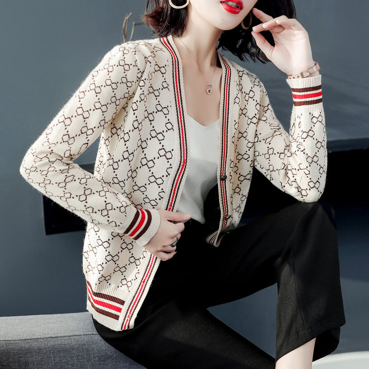 难怪，老婆把毛衣扔了，刚上新针织衫，搭配小脚裤，想不嫩都难啊