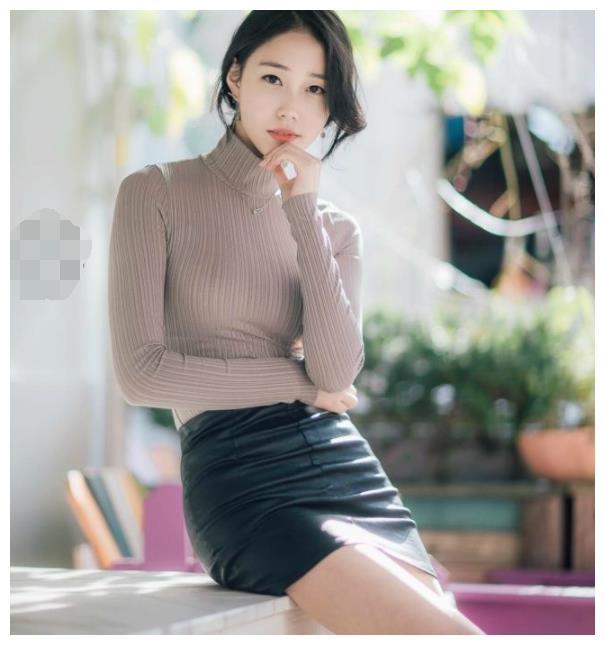 秀气搭配的紧身裙美女，休闲又不失潮流，十分养眼！