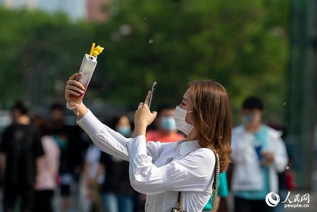  北京■北京气温破纪录 防暑装备成出门“标配”