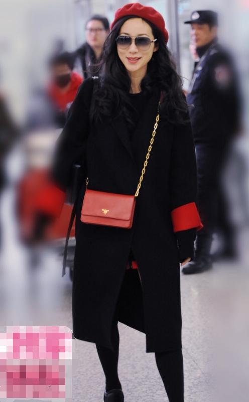 刘亦菲与35岁韩雪现机场，网友：一个土气小妹，一个时尚女王