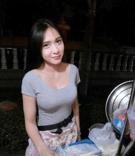 街拍：开叉裙的小姐姐，三个并排凸显细直的大长腿