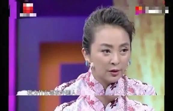  家里@她是刁蛮家婆大户，三嫁老外都离异，56岁家里啃大饼自称为可伶