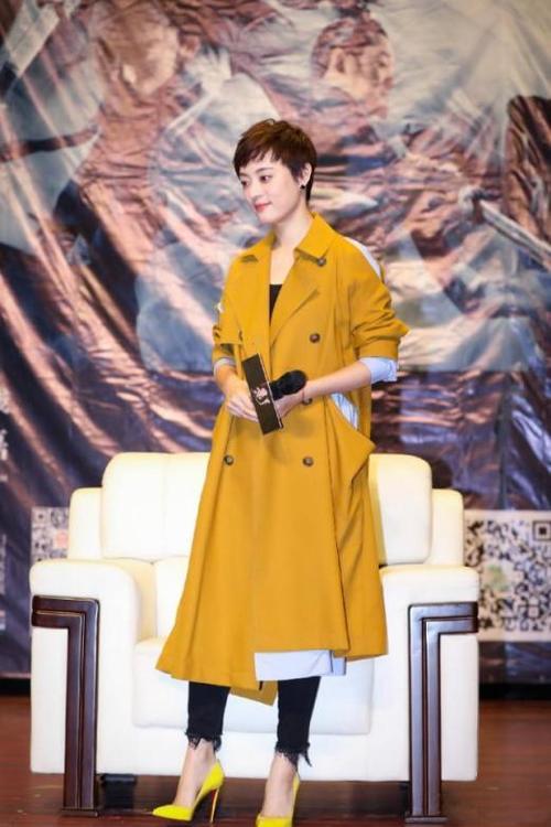165孙俪和178何穗撞上黄色风衣，身高矮了13cm，气质却一点也没输