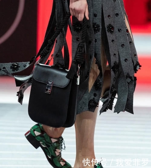 『时装周』2020秋冬时装周:玩转性别印象,Prada展现女性的强大力量