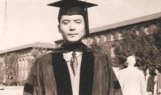 中国原子弹之父邓稼先年轻时的照片,出身书