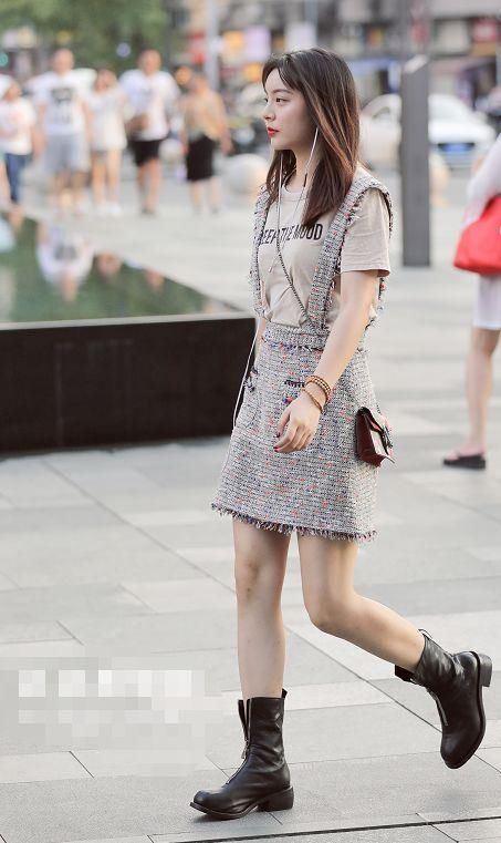 街拍:美女时尚穿搭，性感的摆拍，简直惊艳到整条街!