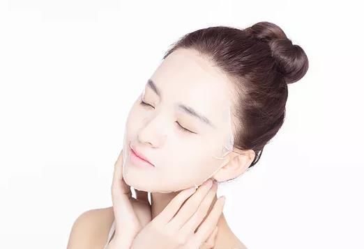 50岁大姐斑点一夜消失，只是每天用它敷脸，美白淡斑肌如雪