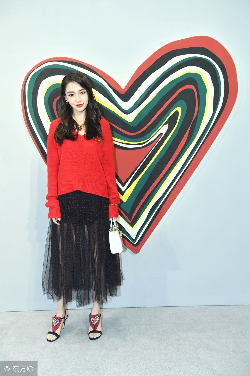 杨颖厉害了，一条薄纱裙就抢回“腿精”称号，却被鞋子抢镜了