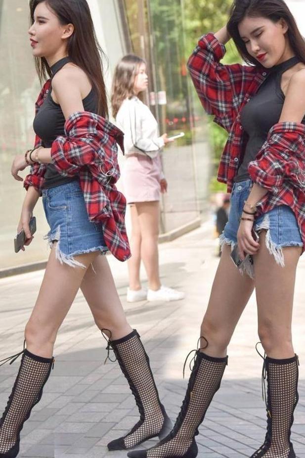 美女身穿破烂的超短热裤，用黑色短渔网袜打底，这样的穿搭少见！