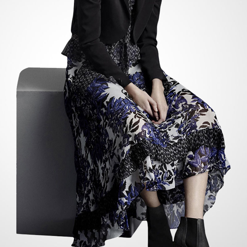 46岁丈母娘，简直太洋气了!穿这样的“秋裙”裸靴，嫩美到飞起