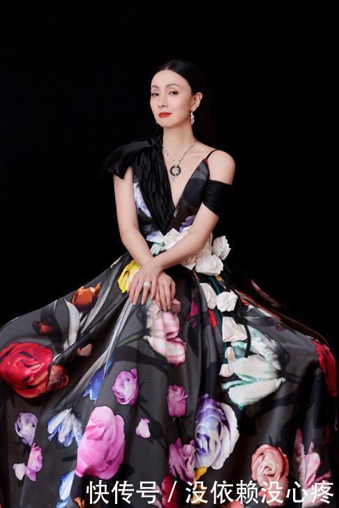 张馨予颁奖华鼎奖