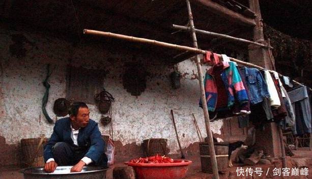 十五岁女孩与35岁的男子荒谬的婚姻生活，她对丈夫却称大叔