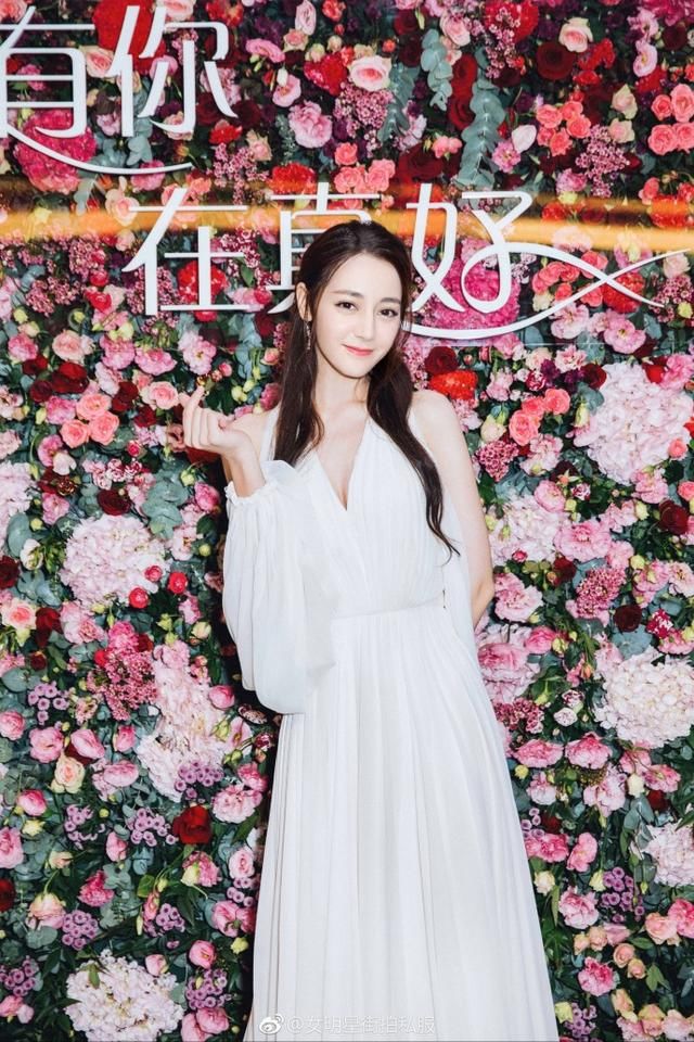 迪丽热巴宛如仙女下凡,一席白裙堪比“白浅”,微笑时甜如初恋!