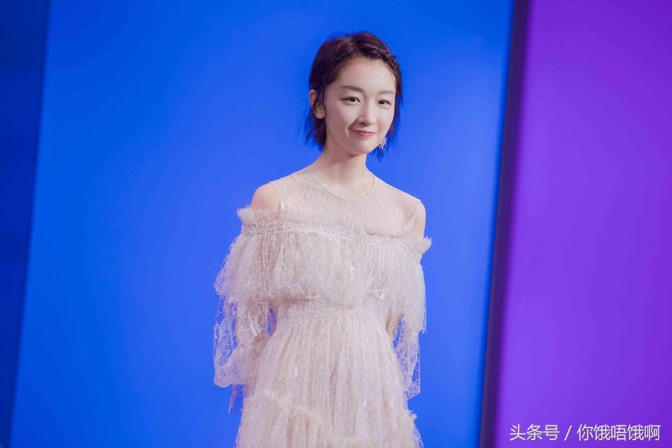 身高一米六的周冬雨 穿上高跟鞋腿长被拉到一米八 实在太不合理了