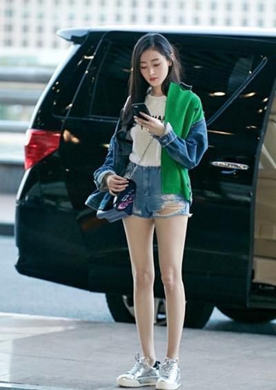 本以为杨幂的腿已经够美了 直到看见张天爱才知道什么是细长直