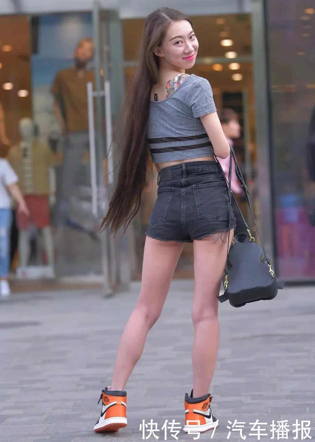 时尚辣妈贴身T恤勾勒出前凸后翘好身材，生过孩子的女人身材就是