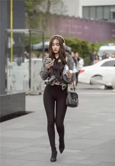 青春活力小姐姐身穿黑色休闲紧身裤搭配灰色外套显出曲线美,性感