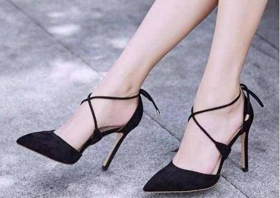 做精致的女人，鞋架上就一定要有尖头细跟高跟鞋的存在！