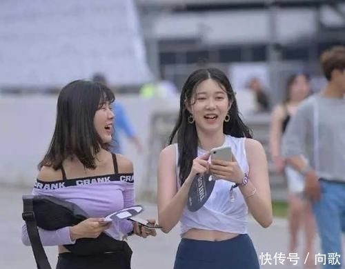 美女|打底裤的装扮动感有魅力,更显美女的苗条身姿
