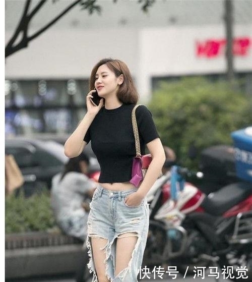 「 美女」彰显女性娇俏气质,热情活泼的时尚街拍:俏皮可人的美女