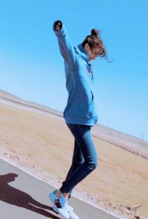 李菲儿真猛！高开叉裙中间线都快撑裂了，网友：这腿缝，呵呵了！