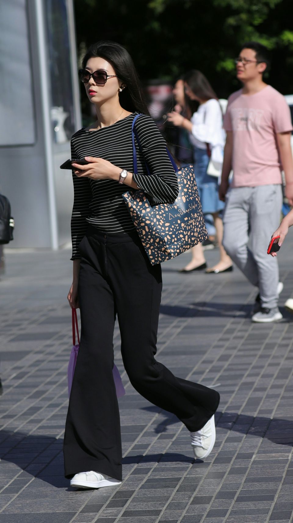 去三里屯是种瘾，去过一次还想第二、三次……因为这里出美女