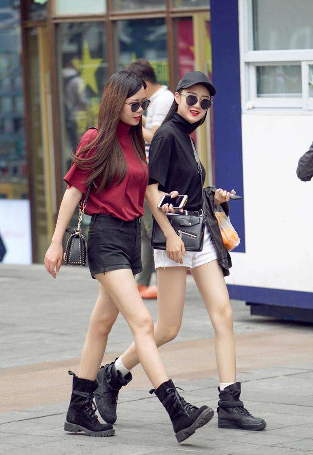 紧身裤搭高跟鞋，逛街旅游少不了，时髦个性显腿长