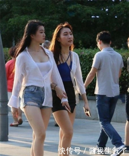  「身穿」街拍：美女身穿紧身连衣裙，身材苗条有型，呈现S型身材