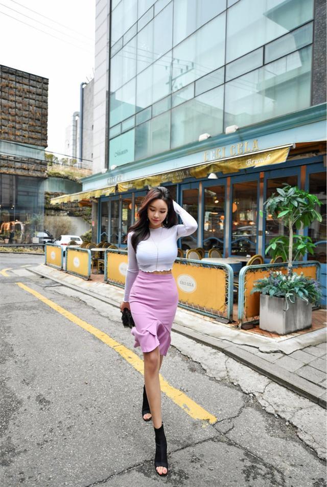 街拍：夏季一件简单的连衣裙就能让你美得出众，秀出苗条身材