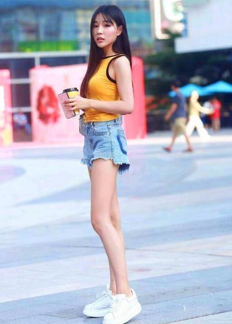 温文尔雅|街拍:温文尔雅的美女,身穿白色上衣配黑色长裤,笑容甜美可爱