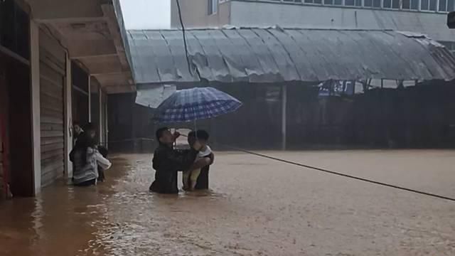 24小时最大降雨量418毫米，安徽多地遭暴雨袭击，60个县市发预警