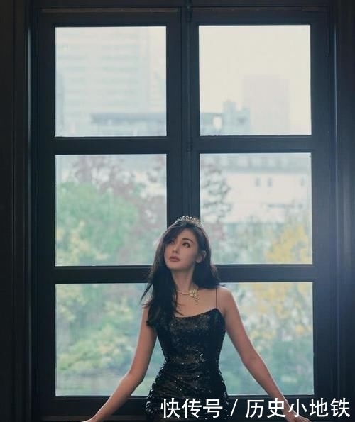 # 线条#穿黑吊带裙美得像精灵，腰细得能一手掌握，张天爱“豪华臀胯”真牛