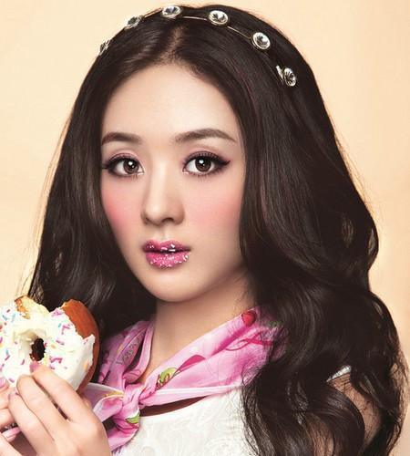 女星烫波浪卷发，关晓彤老了十岁，赵丽颖看着尴尬，她却美得惊艳