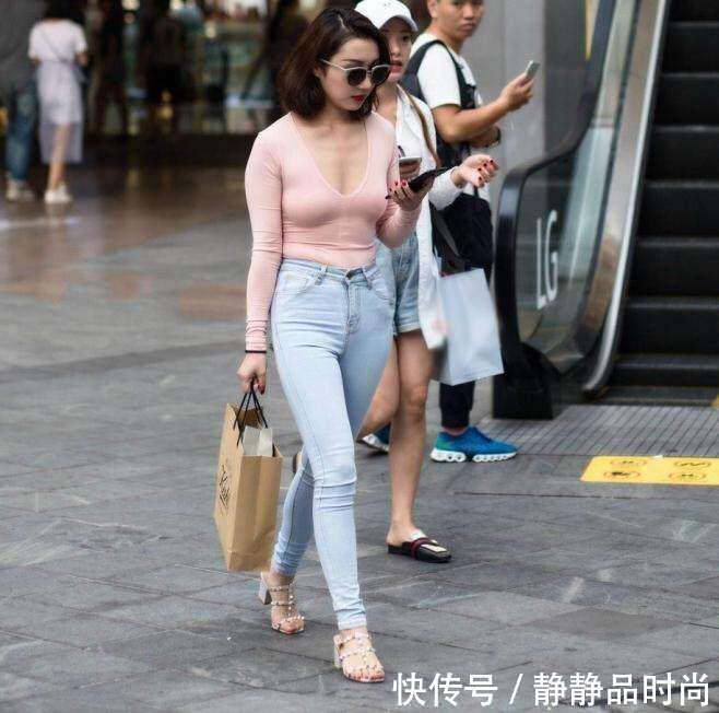 街拍：穿紧身T恤的气质辣妈，遮不住的好身材