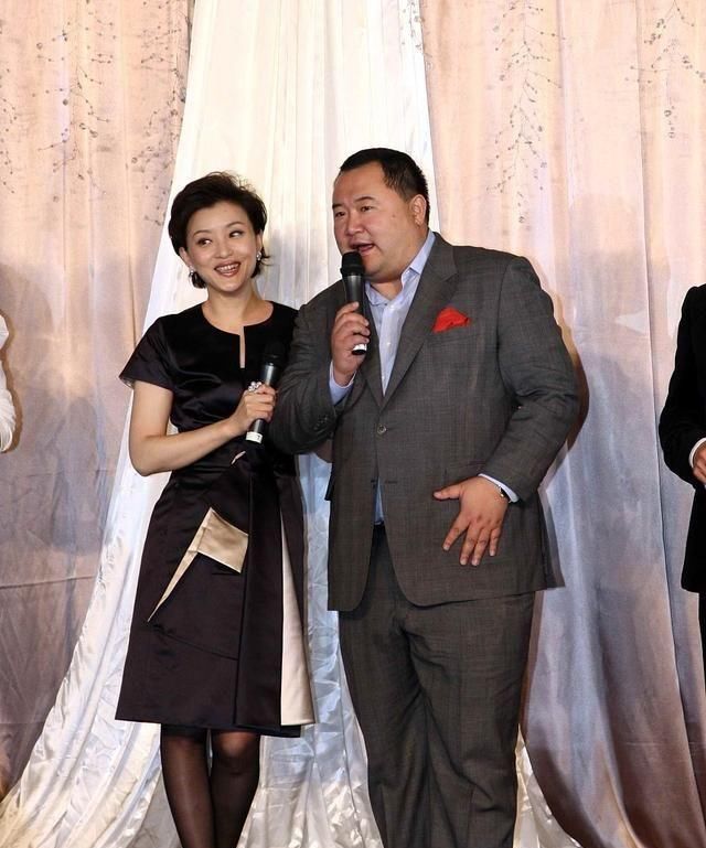  『韵味』杨澜难得如此羞涩，紧身裙配黑丝很有韵味