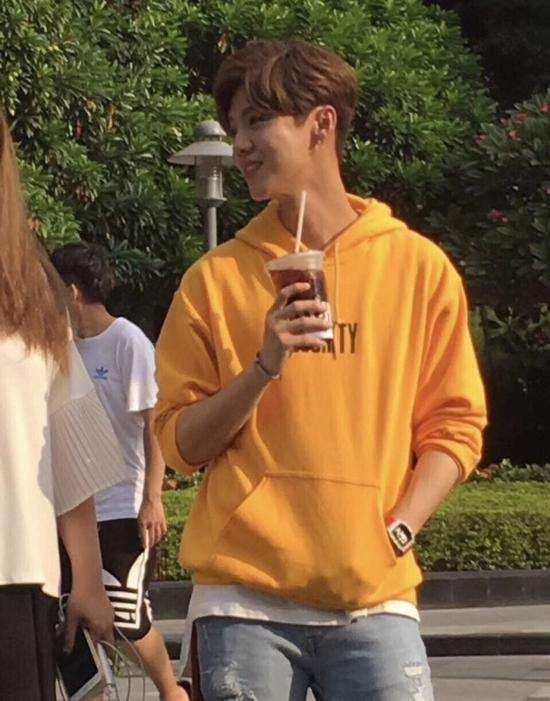 出门逛街被发掘,今28岁成一线明星坐劳斯莱斯