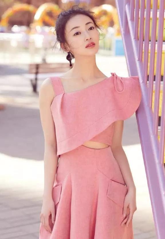 同穿粉色裙,吴谨言清纯活泼,秦岚端庄优雅,而她却土的不像话!