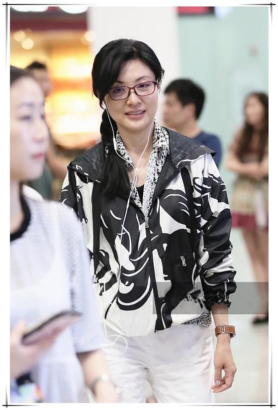 50岁周涛素颜现身扎了个马尾辫嫩回30岁，网友：这要逼死普通人