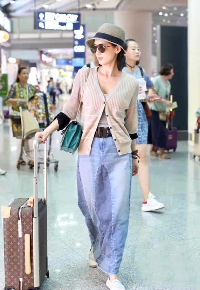 35岁黄圣依厉害了！蓝色牛仔裙上缝裤子，网友：时尚圈的人真难懂