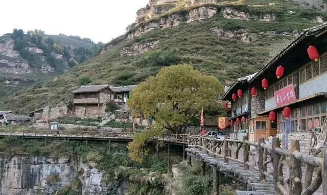 国内有个“悬空村”,村民出门就是悬崖,景色优美与世隔绝!【2020热门旅游景点】