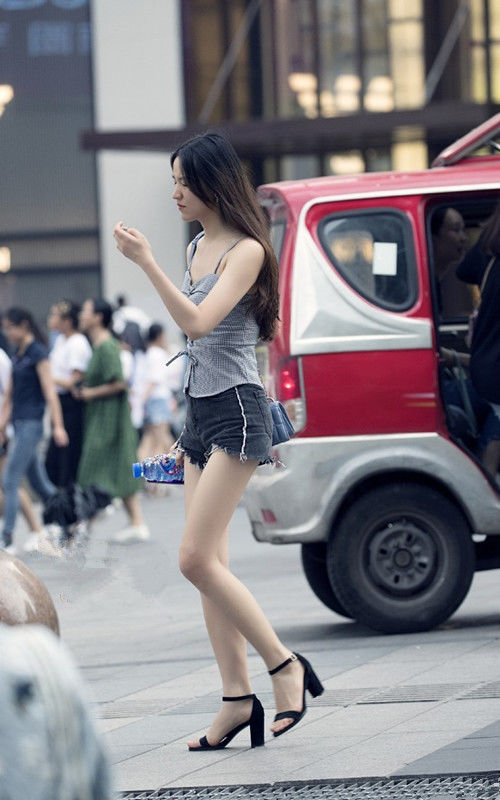 街拍路人，大都市穿搭时尚的女性，总有一股傲人自信的气息