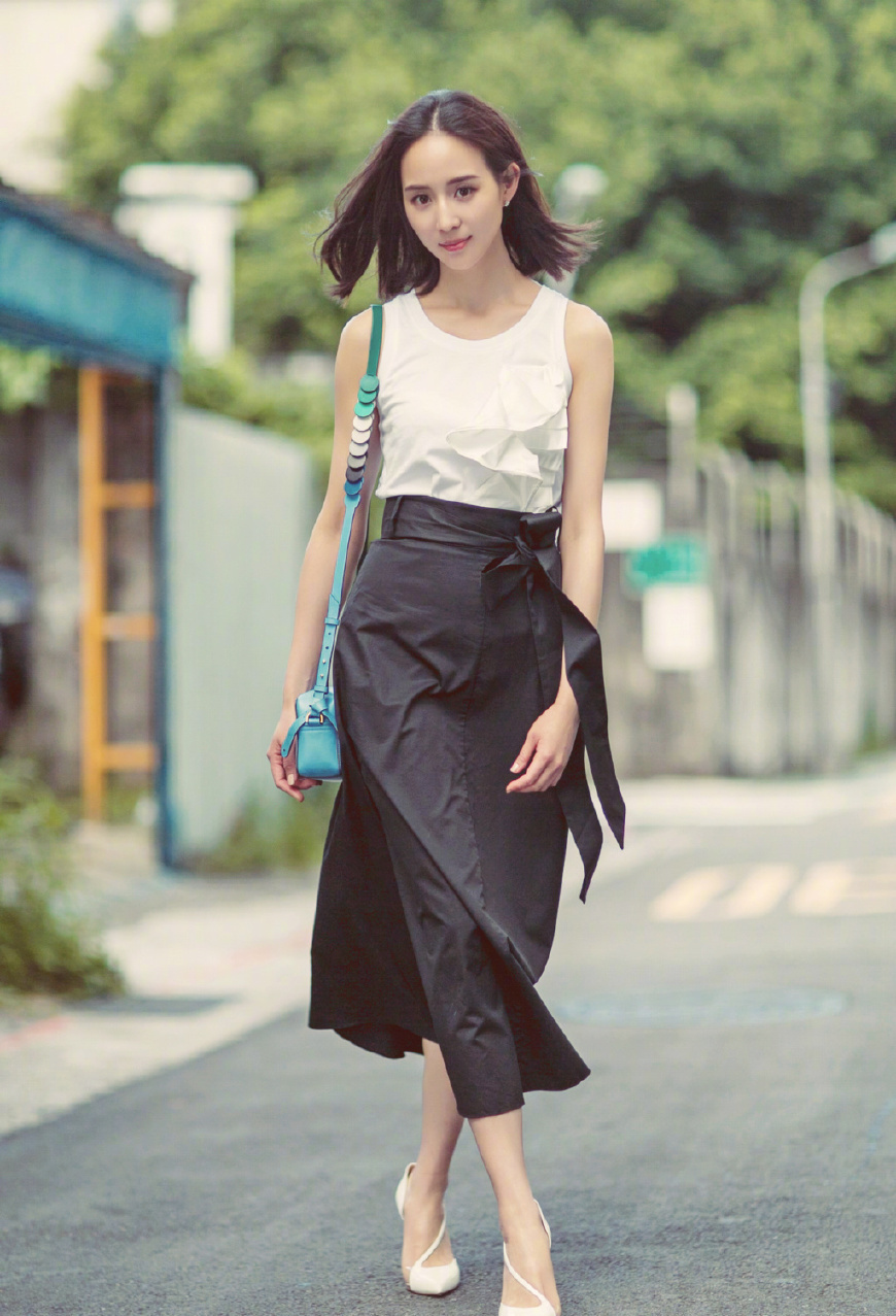 36岁张钧甯身着一袭深V长裙亮相，精致又有女人味