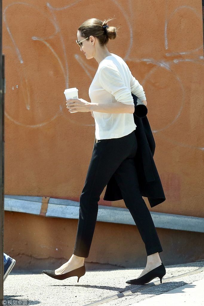 朱莉皮特爱子诺克斯端咖啡小模样有范 妈妈白衣优雅高挑身材抢镜