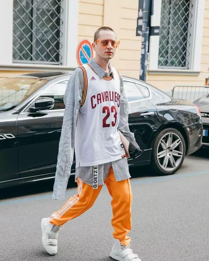 为什么女生穿背心很性感，男生穿就像老大爷!